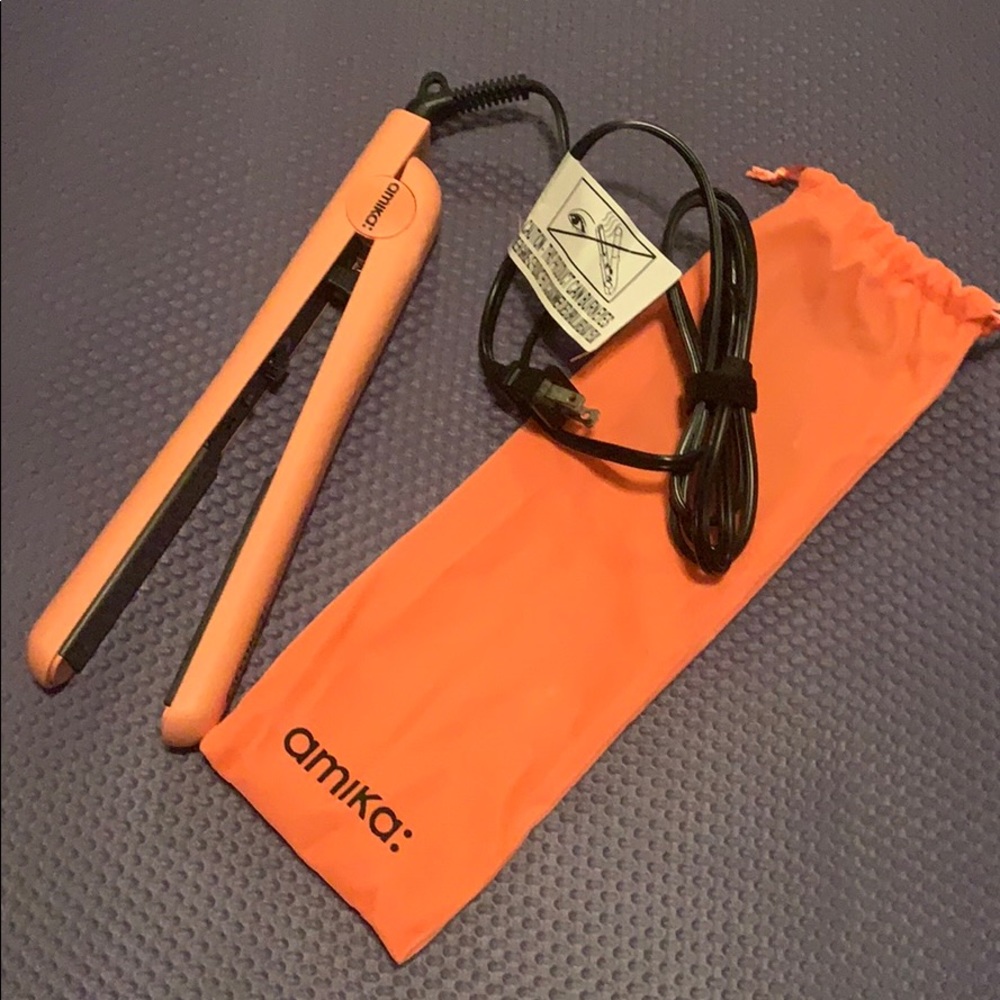 Amika hair flat iron